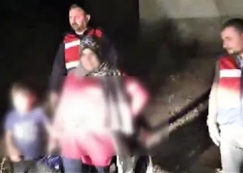 Çocuklarını kaçırıp eski kocasından fidye istetti