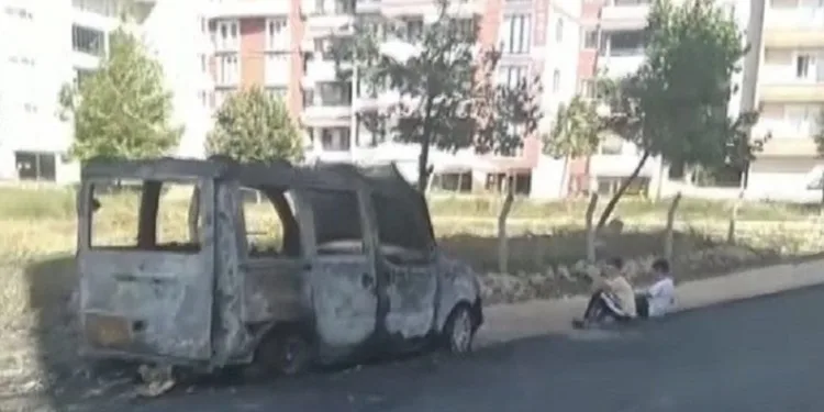 Park halindeki araç küle döndü
