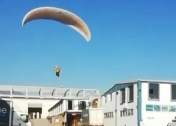 Çalıştığı fabrikaya paraşütle uçarak gitti