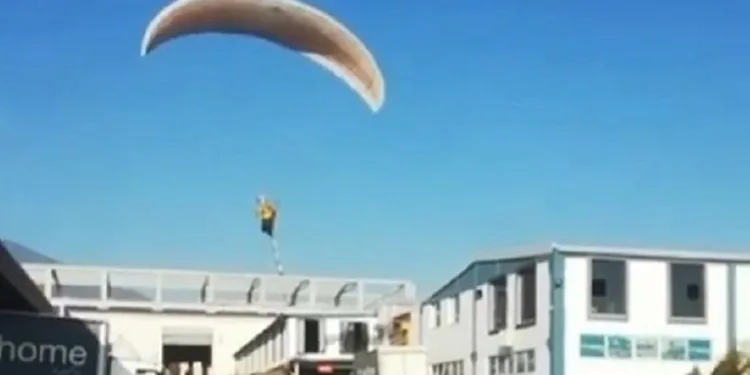 Çalıştığı fabrikaya paraşütle uçarak gitti