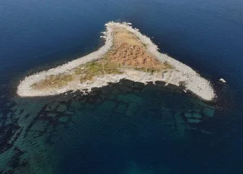 Van Gölü’nde sular çekildi, adacıklar oluştu
