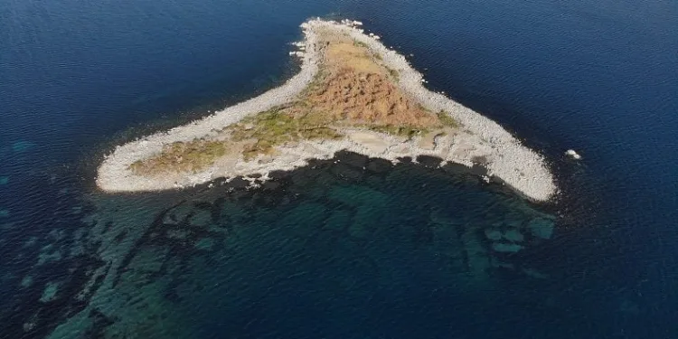 Van Gölü’nde sular çekildi, adacıklar oluştu