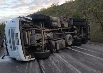 Bursa’da kontrolden çıkan kamyon devrildi