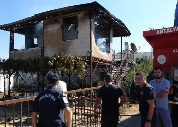 Terk edildi diye evini yakıp komşusunu bıçakladı
