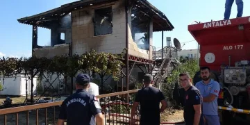 Terk edildi diye evini yakıp komşusunu bıçakladı