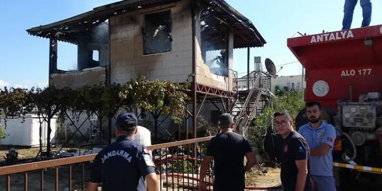 Terk edildi diye evini yakıp komşusunu bıçakladı