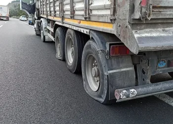 Polisten kaçan TIR, lastiklerine ateş edilerek durduruldu