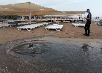 Manavgat’ta sahilde kanalizasyon patladı