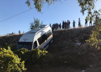 Manisa’da öğrenci servisi üzüm bağına uçtu