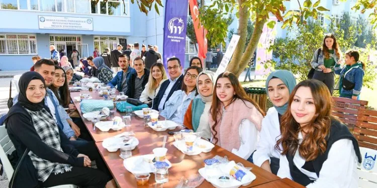 Başkan Mehmet Kanar üniversite öğrencileriyle