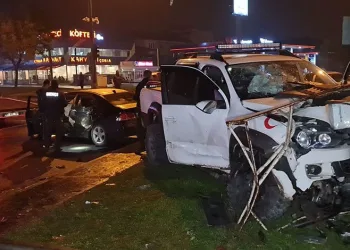 Kamyonet ile otomobil çarpıştı: 8 yaralı