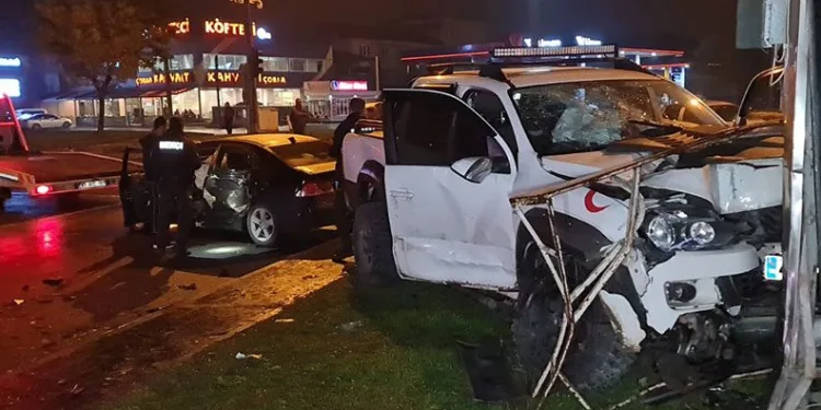 Kamyonet ile otomobil çarpıştı: 8 yaralı