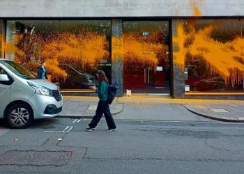 Aktivistlerden lüks araç galerilerine boyalı saldırı