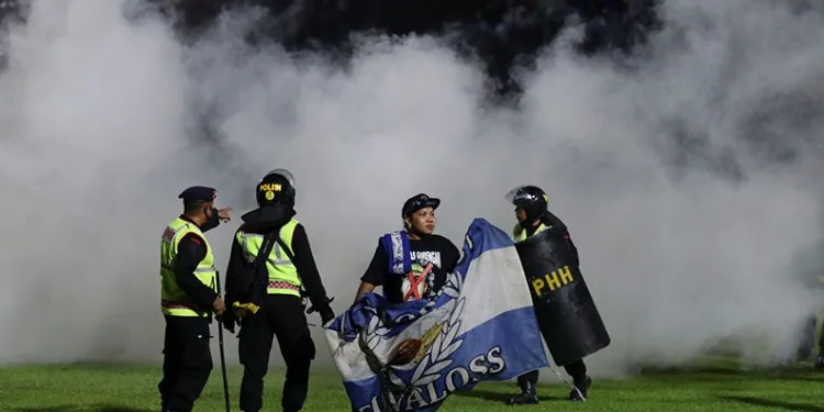 Futbol maçında izdiham: 174 ölü