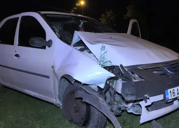 Bursa’da kontrolden çıkan araç bariyerlere çarptı