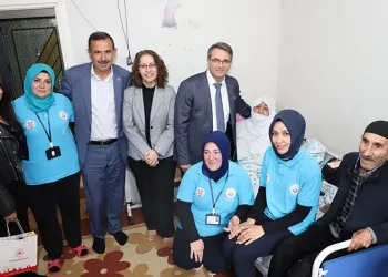 Yıldırım ihtiyaç sahibi yaşlıların yanında