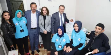Yıldırım ihtiyaç sahibi yaşlıların yanında