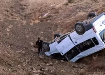 Minibüs uçuruma yuvarlandı: 11 öğrenci yaralı