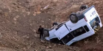 Minibüs uçuruma yuvarlandı: 11 öğrenci yaralı