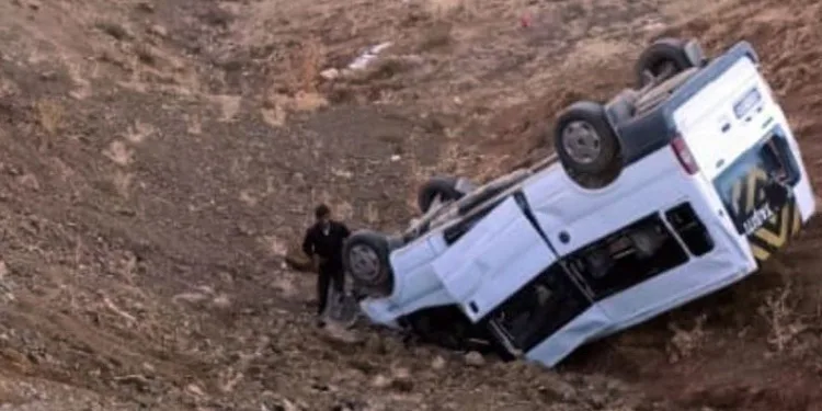 Minibüs uçuruma yuvarlandı: 11 öğrenci yaralı
