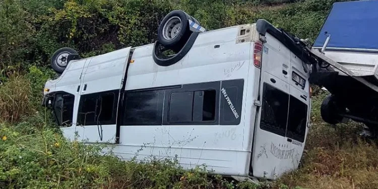 Bursa’da minibüs şarampole yuvarlandı: 1 yaralı