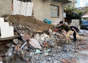 İstanbul Ümraniye’de bahçe duvarı çöktü: 1 kişi yaralı