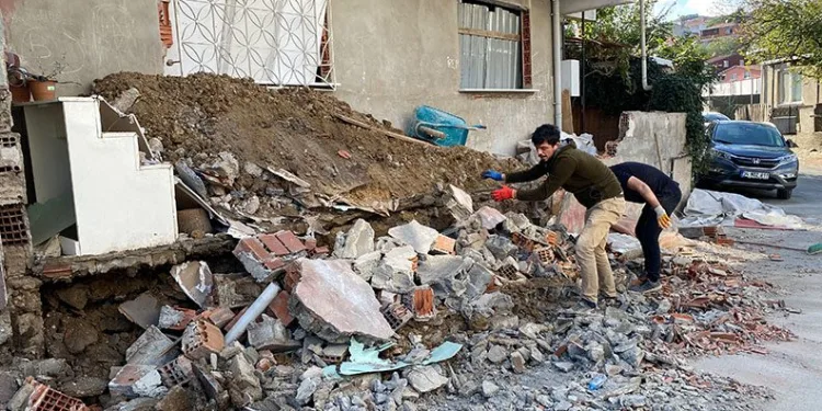 İstanbul Ümraniye’de bahçe duvarı çöktü: 1 kişi yaralı