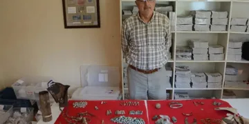 Çanakkale’de biriktirdiği savaş materyallerini bağışladı