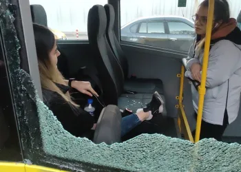 Bursa’da yolcu minibüsü belediye otobüsüne çarptı