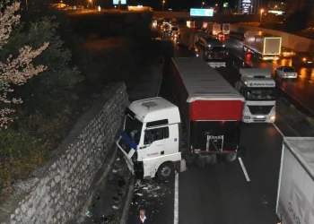 Tosya’da 6 TIR’ın karıştığı zincirleme kaza