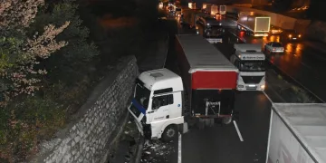 Tosya’da 6 TIR’ın karıştığı zincirleme kaza