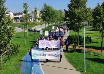 Bursa’da sağlık için yürüyüşe dikkat çektiler