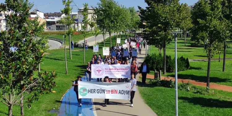 Bursa’da sağlık için yürüyüşe dikkat çektiler