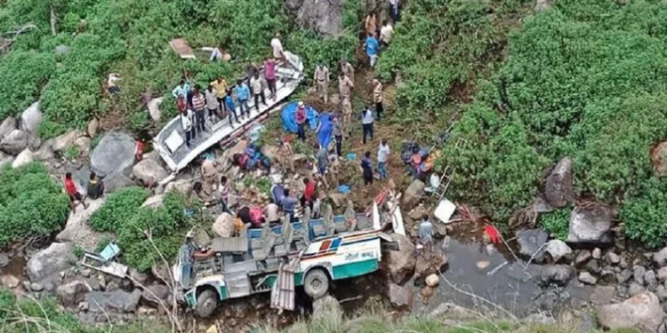 Hindistan’da otobüs faciası: 32 ölü