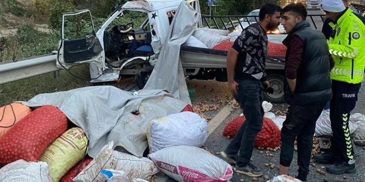 Bursa’da TIR ile ceviz yüklü kamyonet çarpıştı
