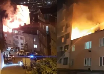Bursa’da binanın çatısı alev alev yandı