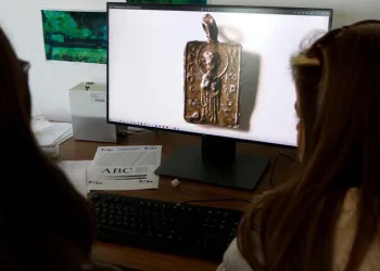 İznik Gölü’ndeki batık kilisede kolye ucu bulundu