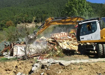 Orman arazisine yapılan kaçak ev yıkıldı