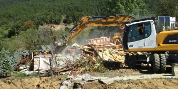 Orman arazisine yapılan kaçak ev yıkıldı