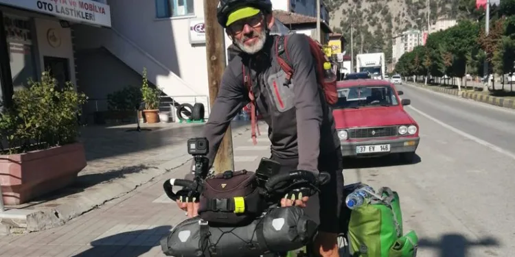 İtayla’dan Türkiye’ye bisikletle geldi