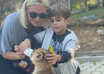 Ece Erken oğluyla yavru aslan besledi