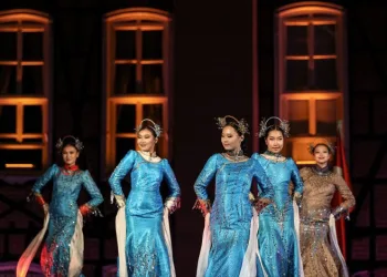 Türk Dünyasında kadın ve moda defilesi
