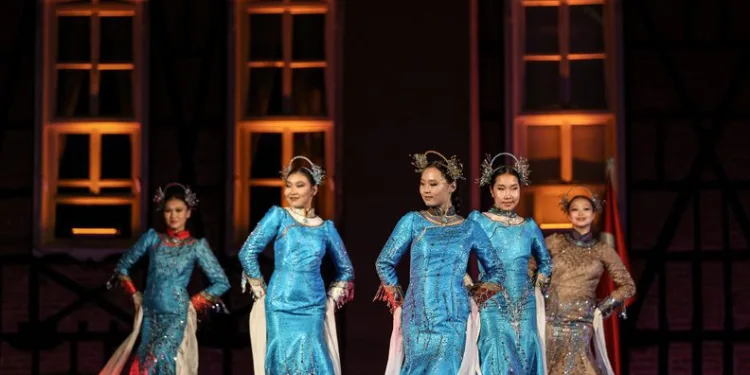 Türk Dünyasında kadın ve moda defilesi