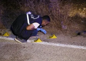 Kasığından vuruldu sürünerek polise sığındı