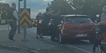 Bursa’da yol verme kavgasında yumruklar konuştu
