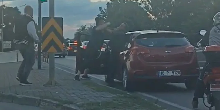 Bursa’da yol verme kavgasında yumruklar konuştu