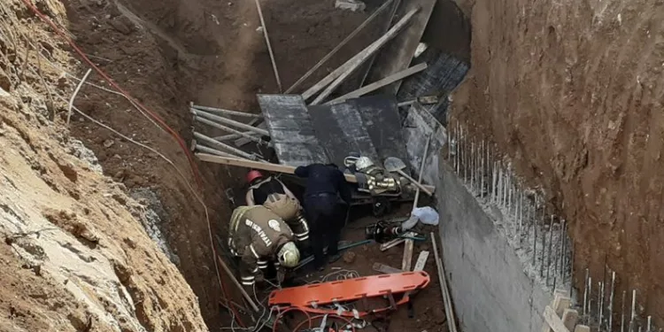 Maltepe’de iki işçi göçük altında kaldı
