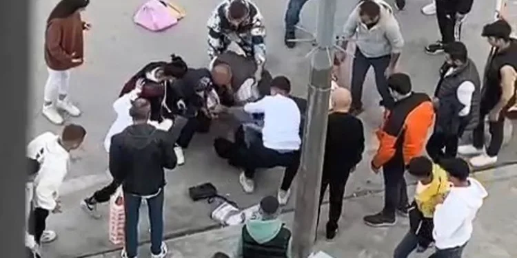 Kent Meydanı’nda dehşet anları! Arkasından yaklaşıp bıçakladı