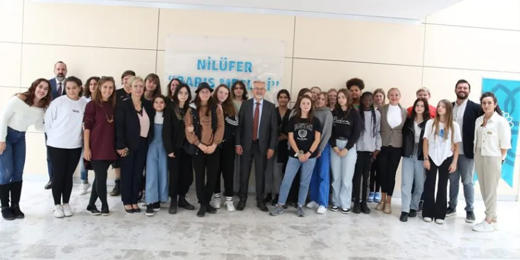 Başkan Erdem kız çocuklarıyla buluştu