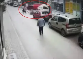 Bursa’da kargo aracı anne ve kızına çarptı